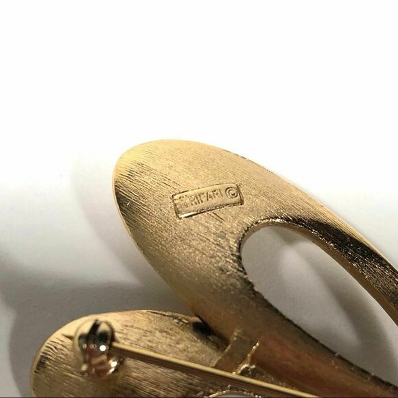 Modernist Trifari Crown Signed Brooch, Gold tone Swirl Swoosh Hat Sweater Pin - Picture 2 of 6